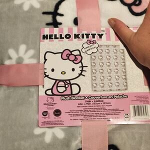 Hello Kitty Twin Grey Daisy Plush Blanket New